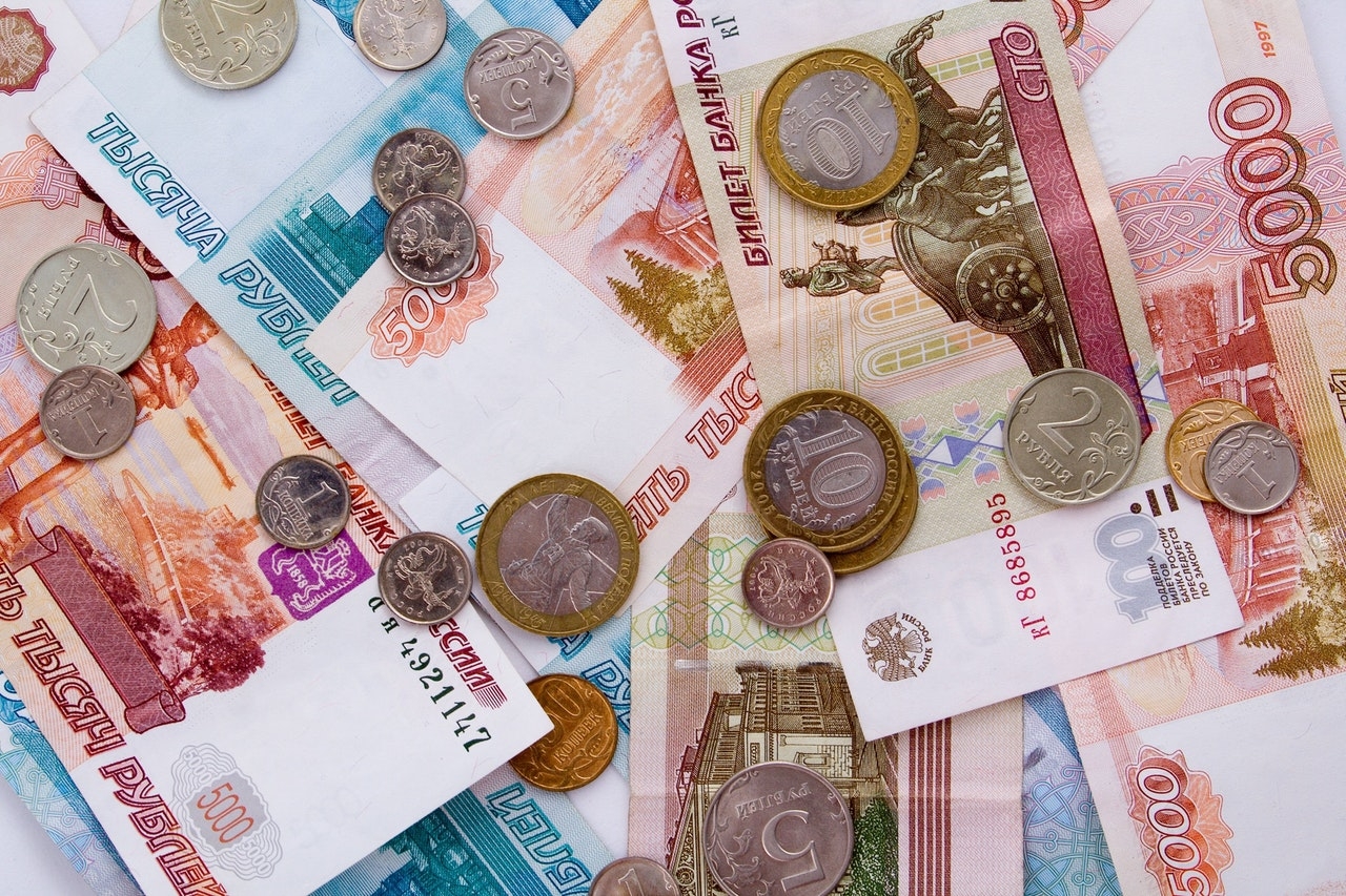 За нерабочие дни россиянам выплатят по 5,7 тыс. рублей
