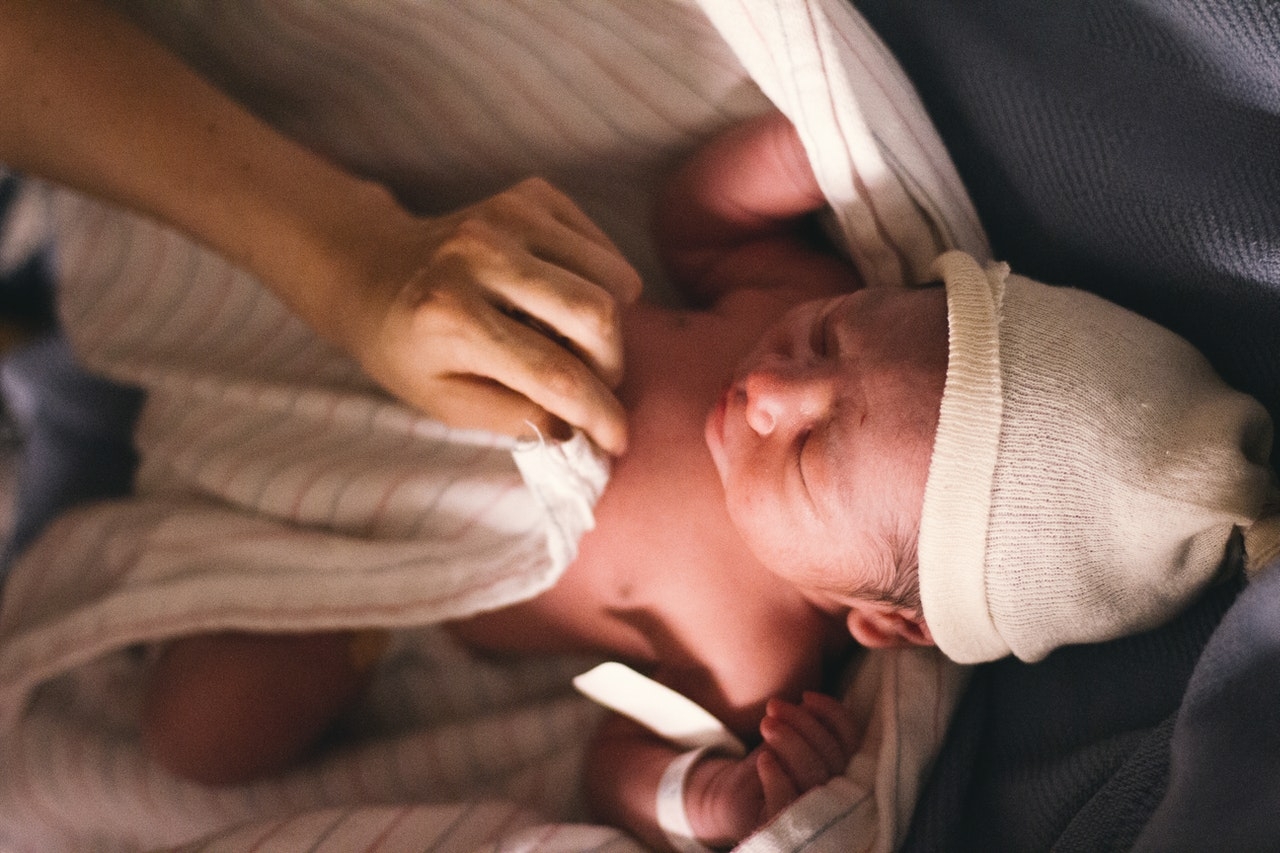 В Колпино будут судить женщину, бросившую новорожденного ребенка на чердаке