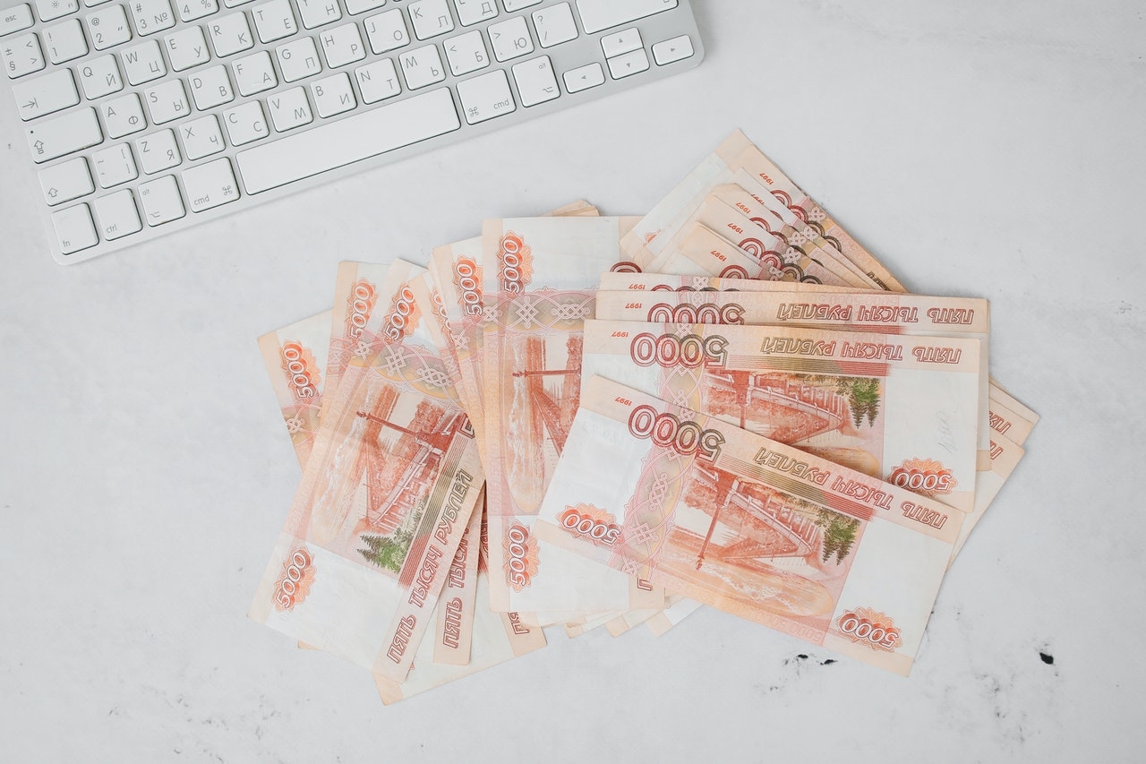 В Колпино мошенницы подменили пенсионерке 320 тыс. рублей на купюры из банка приколов
