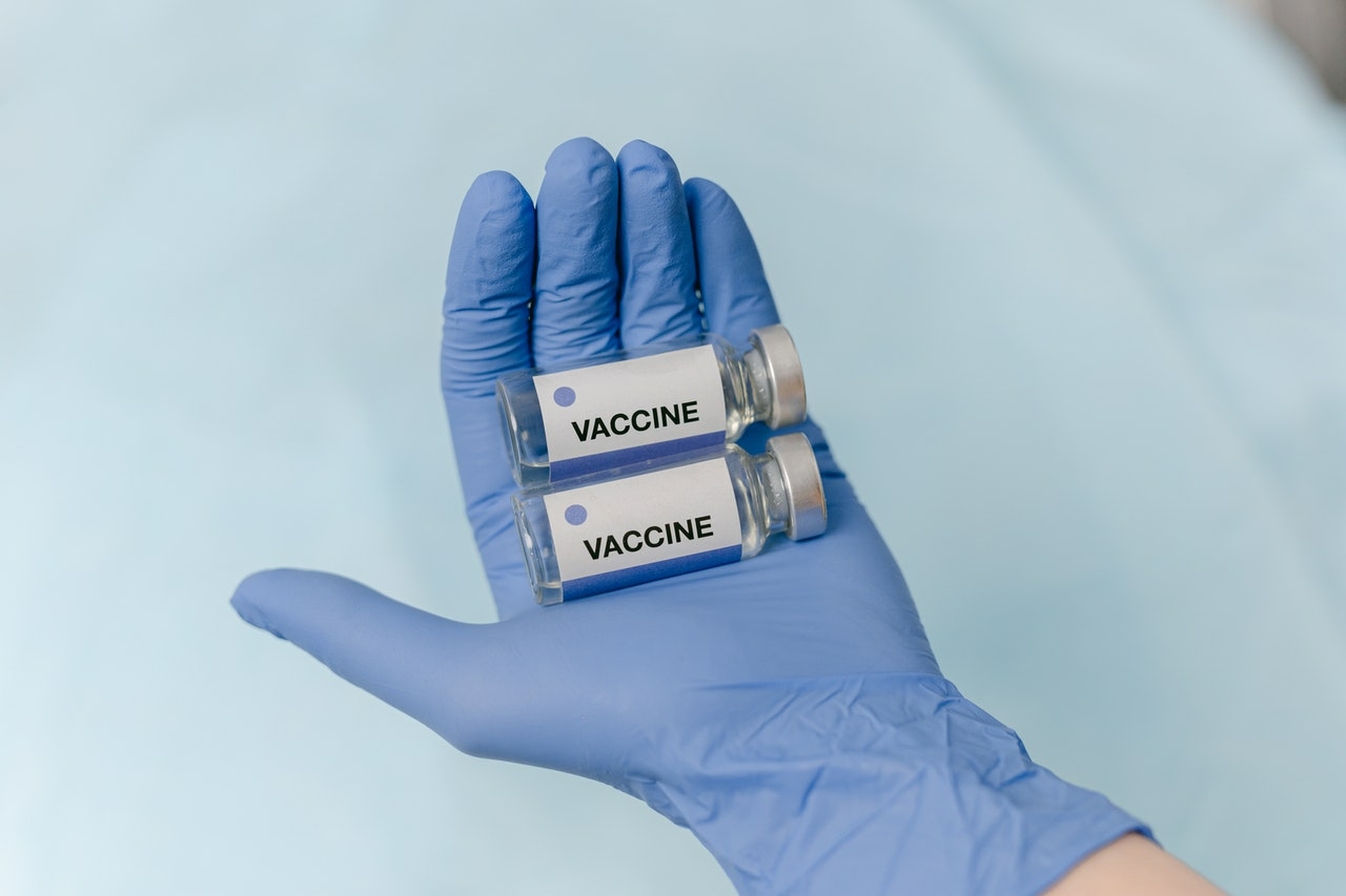 В Петербург поступили вакцины «ЭпиВакКороны» и «КовиВак»