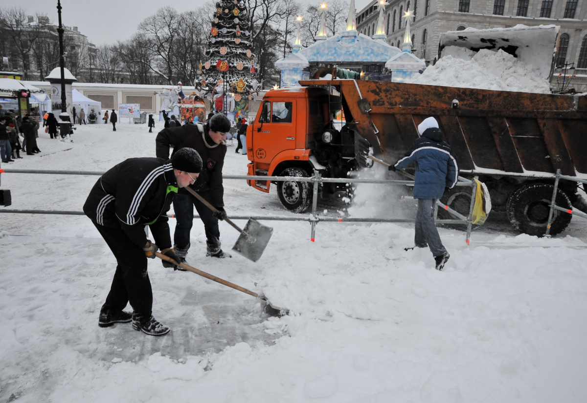 Жителей Петербурга призывают не сбрасывать снег в реки и каналы