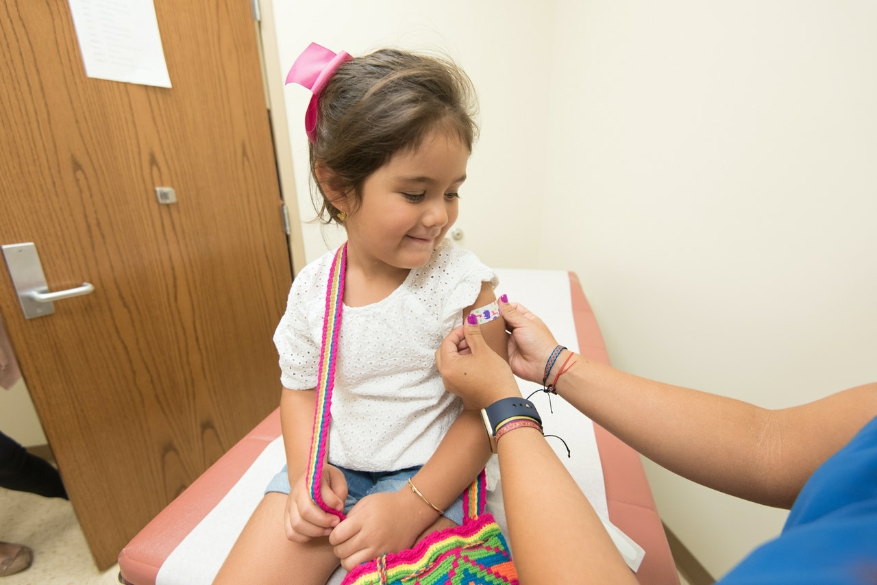 В России не будут вводить обязательную вакцинацию детей от COVID-19