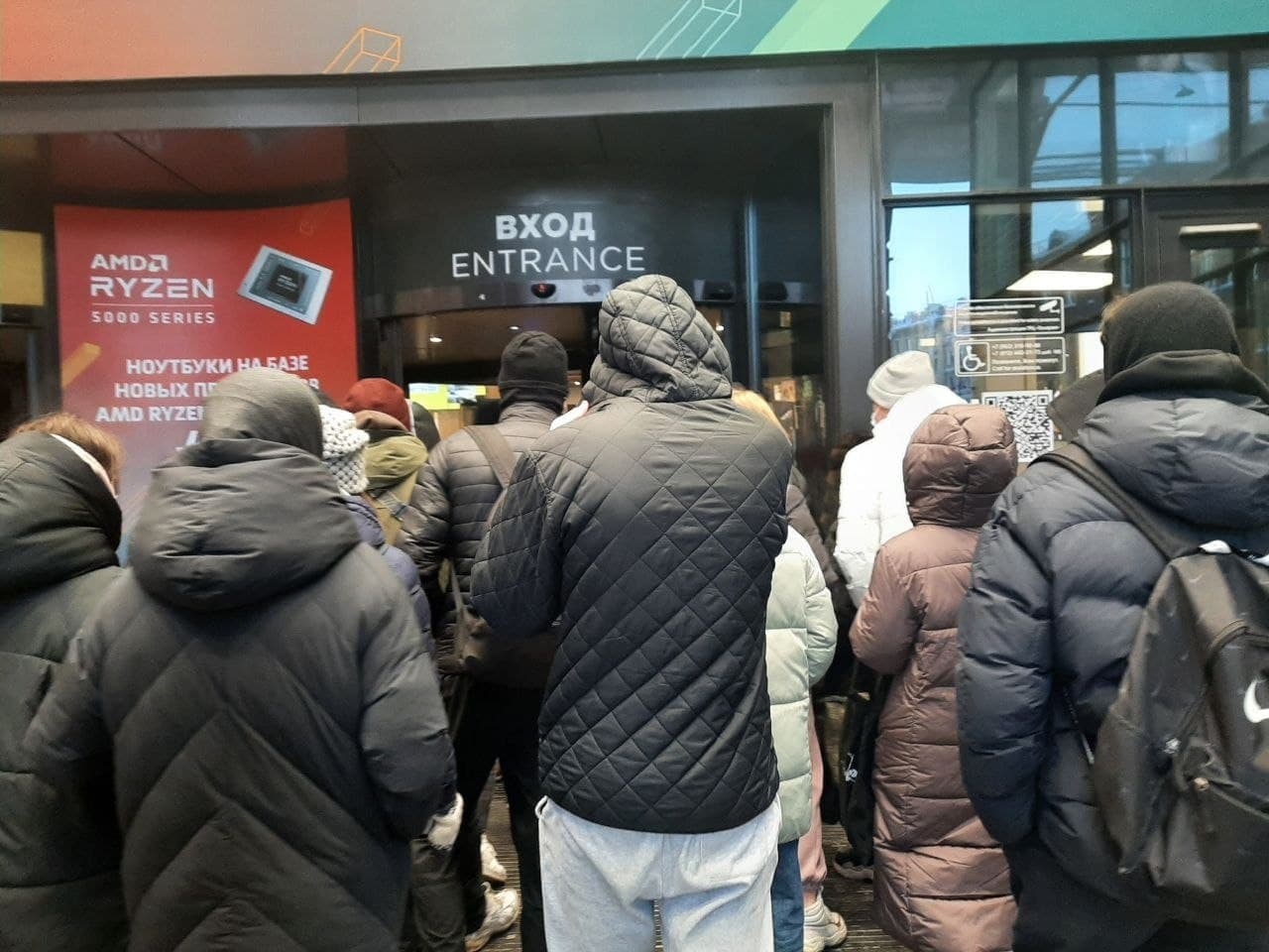 В Петербурге покупатели штурмуют торговые центры