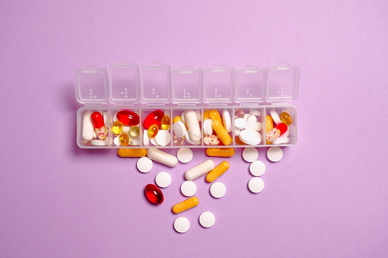 Диетолог предупредила об опасности приема витаминов без назначения врача
