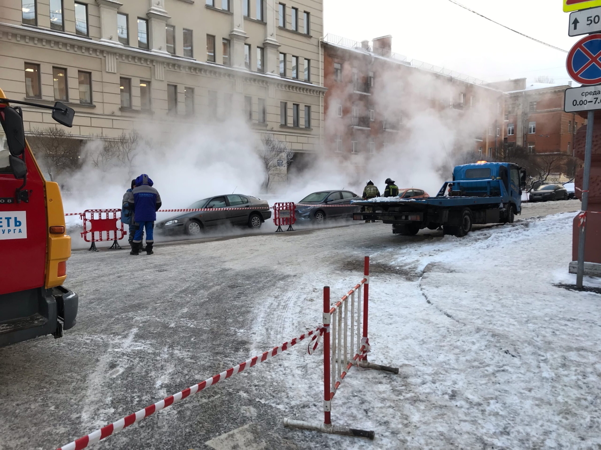 Горячая вода спб. Санкт-Петербург прорыв трубы. Прорыв трубы в СПБ. Прорыв трубы в СПБ вчерашнее. Прорвало трубу сегодня.