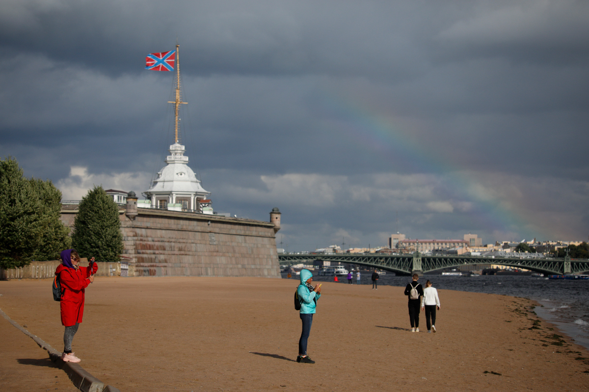 Петербург поднимается. Ветер в Петербурге. МПК СПБ дождь. Санкт-Петербург в ноябре фото.