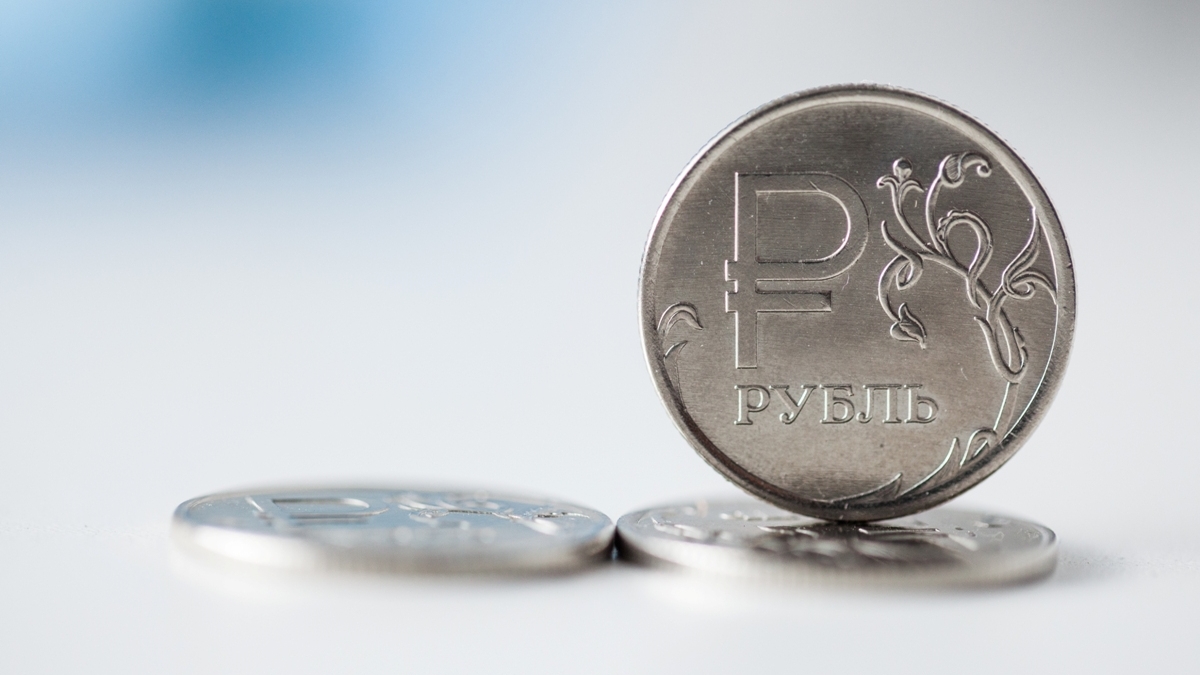 Рубль снизился к доллару и вырос к евро