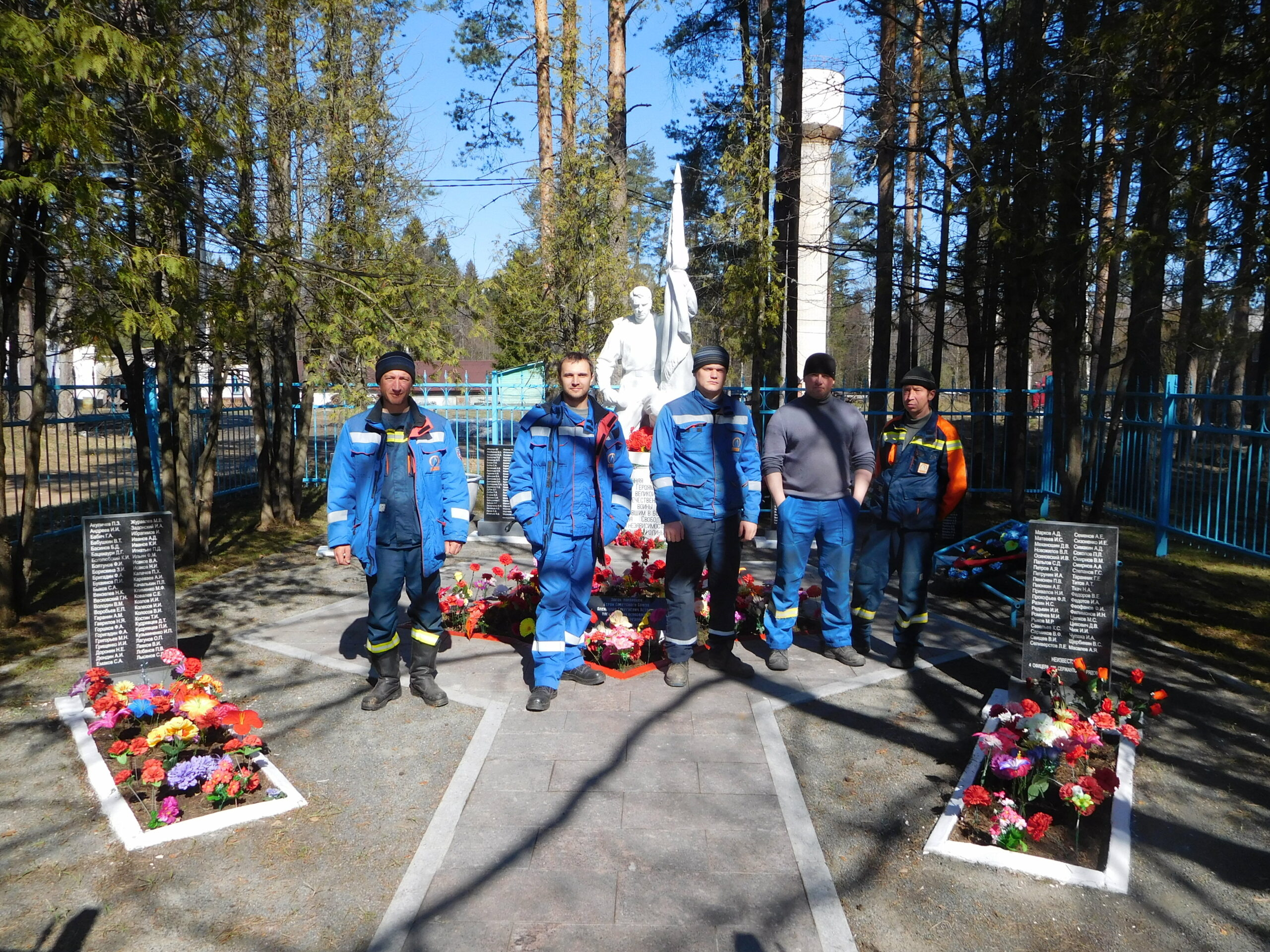 АО «ЛОЭСК» поздравило ветеранов-энергетиков с Днем Победы и почтило память героев-участников Великой Отечественной войны