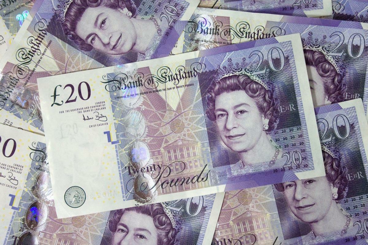 Экономист Разуваев рекомендует гражданам России покупать британские фунты в 2022 году