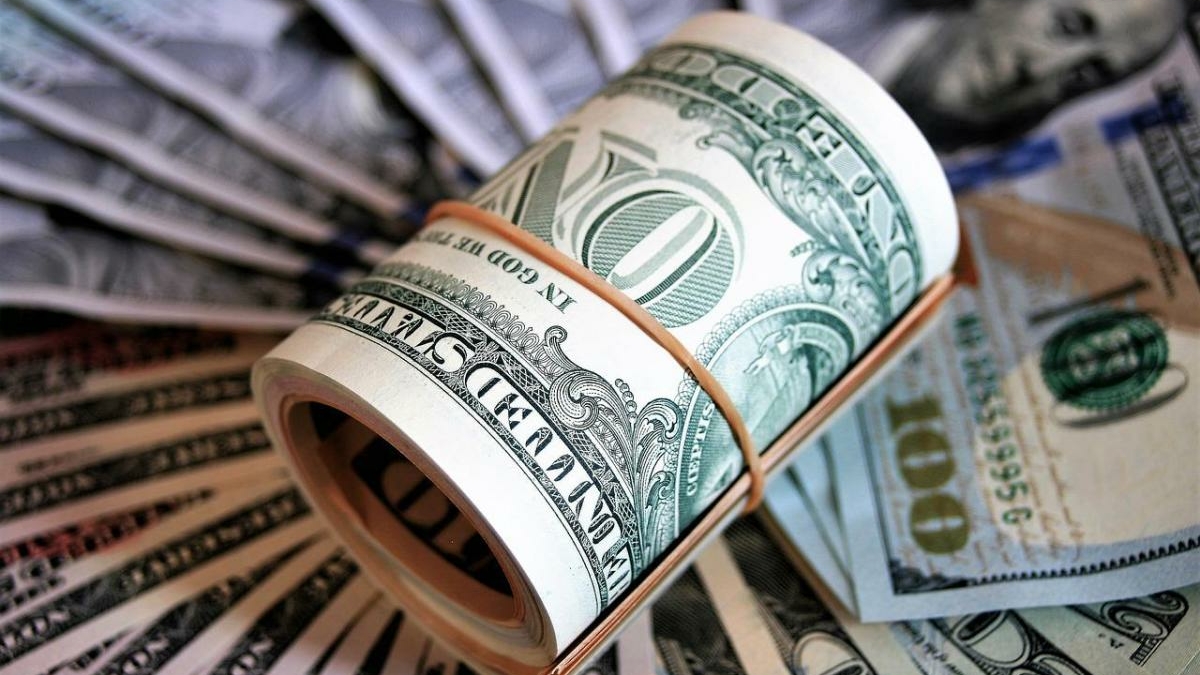 Эксперт Багаманов посоветовал покупать доллары США, пока рубль РФ крепкий
