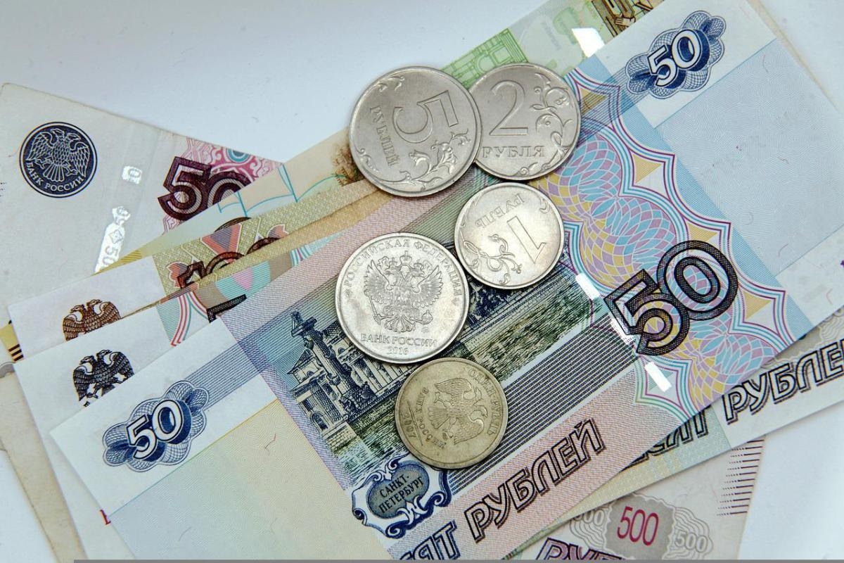 Зарплата жителей Калининграда упала на 5% за месяц