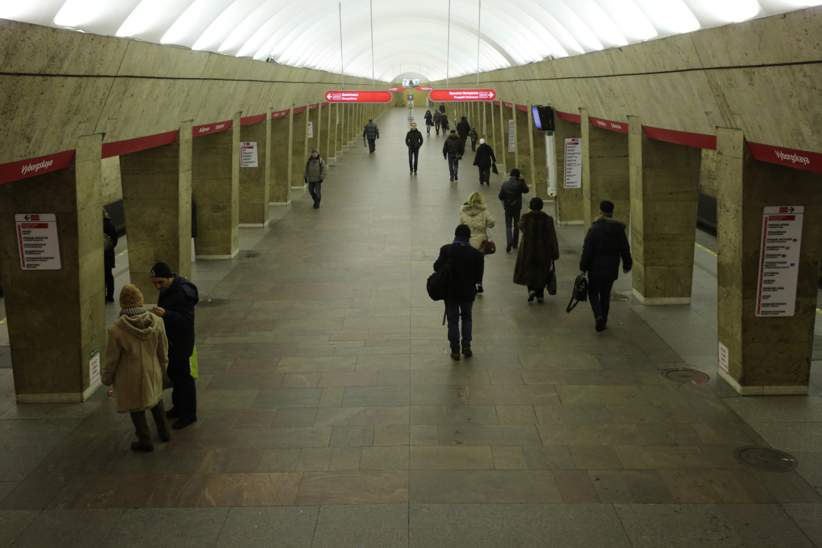 Пассажиров петербургского метро будут штрафовать за зловонную одежду и босые ноги