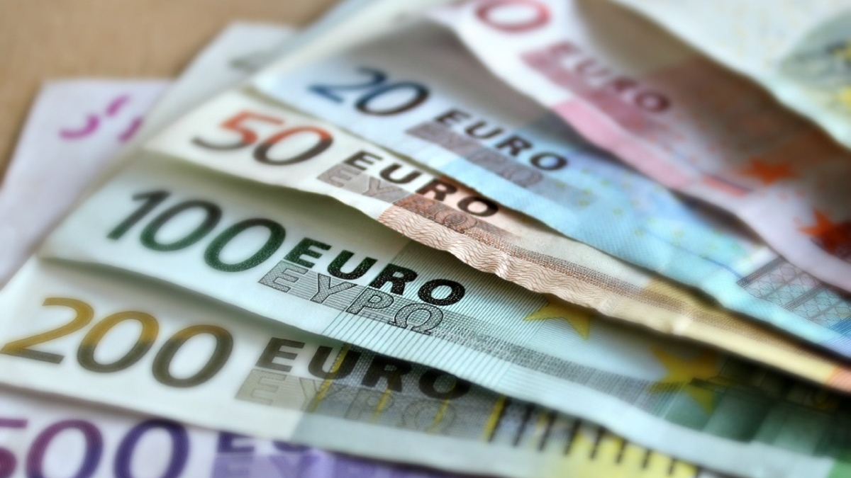 Объем операций с евро и долларами на денежном рынке Мосбиржи сократился в 20 раз