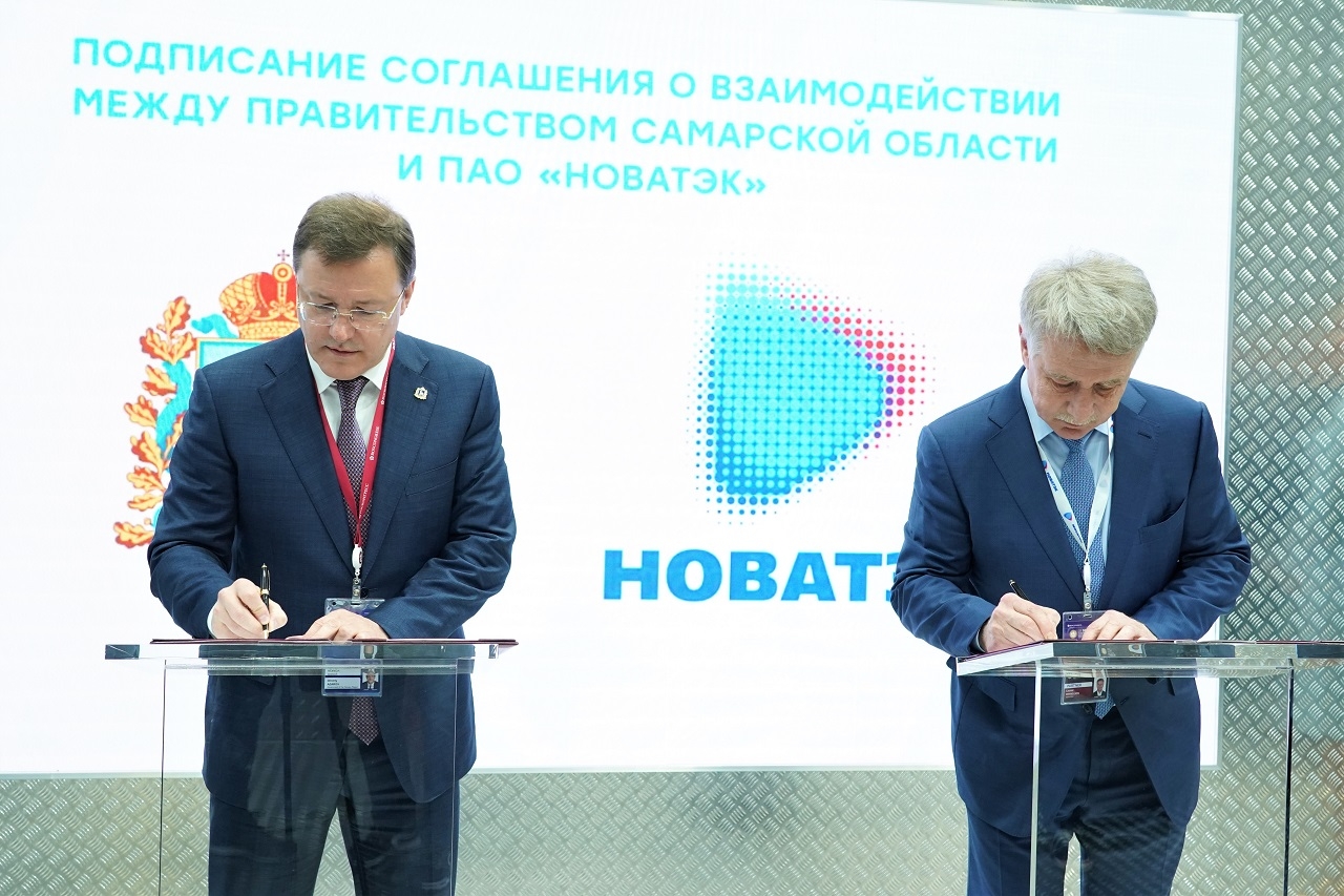 Азаров и Михельсон подписали соглашение о сотрудничестве на ПМЭФ-2022