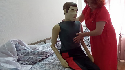 В школах Новосибирска учат ухаживать за людьми с ОВЗ