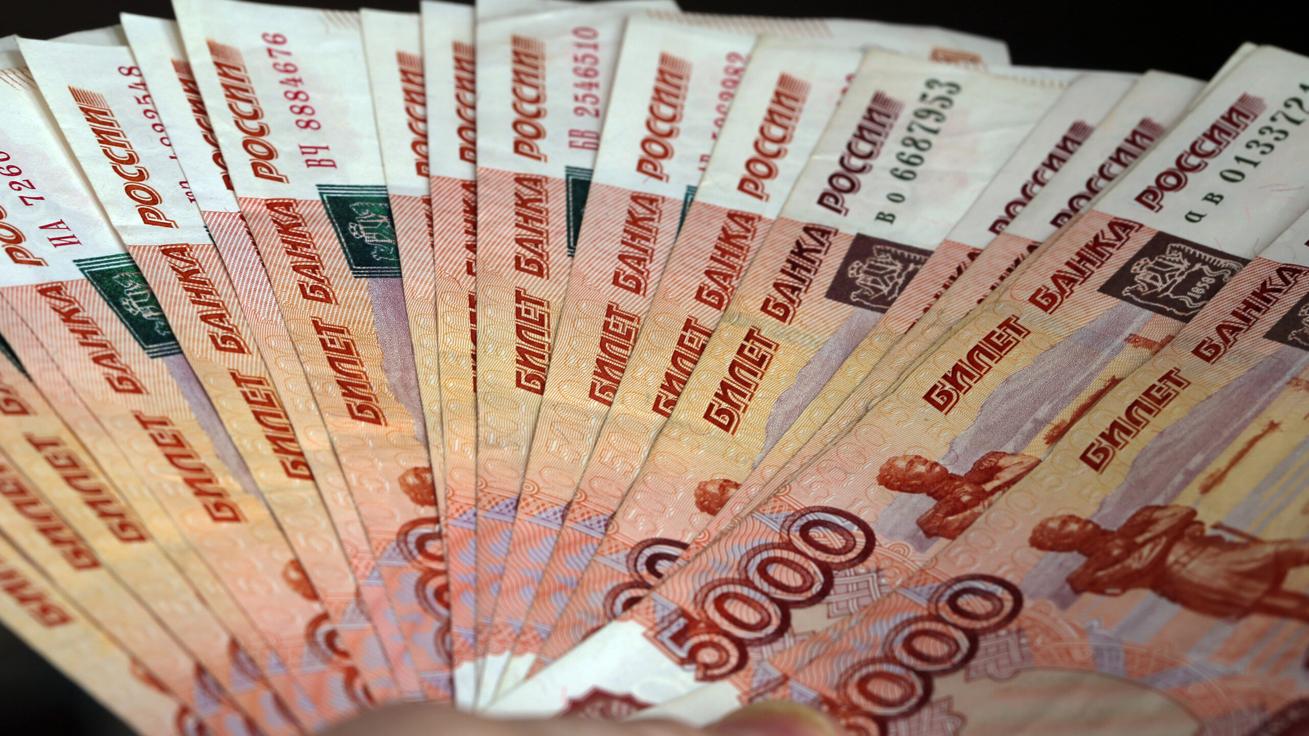 Пожилую новгородку мошенники обокрали на 100 тысяч рублей
