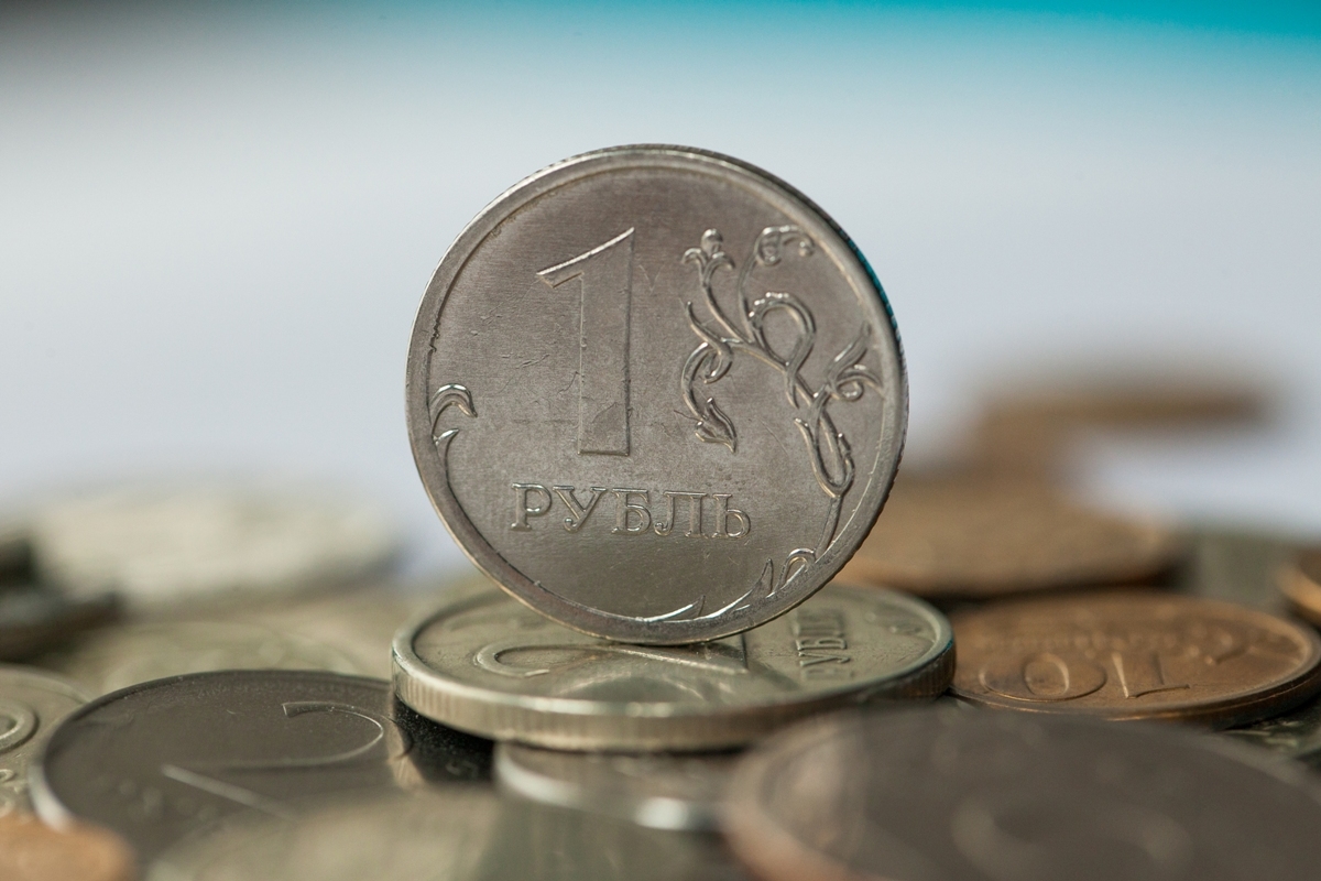 Рубль снизился к доллару и евро на фоне антироссийских санкций