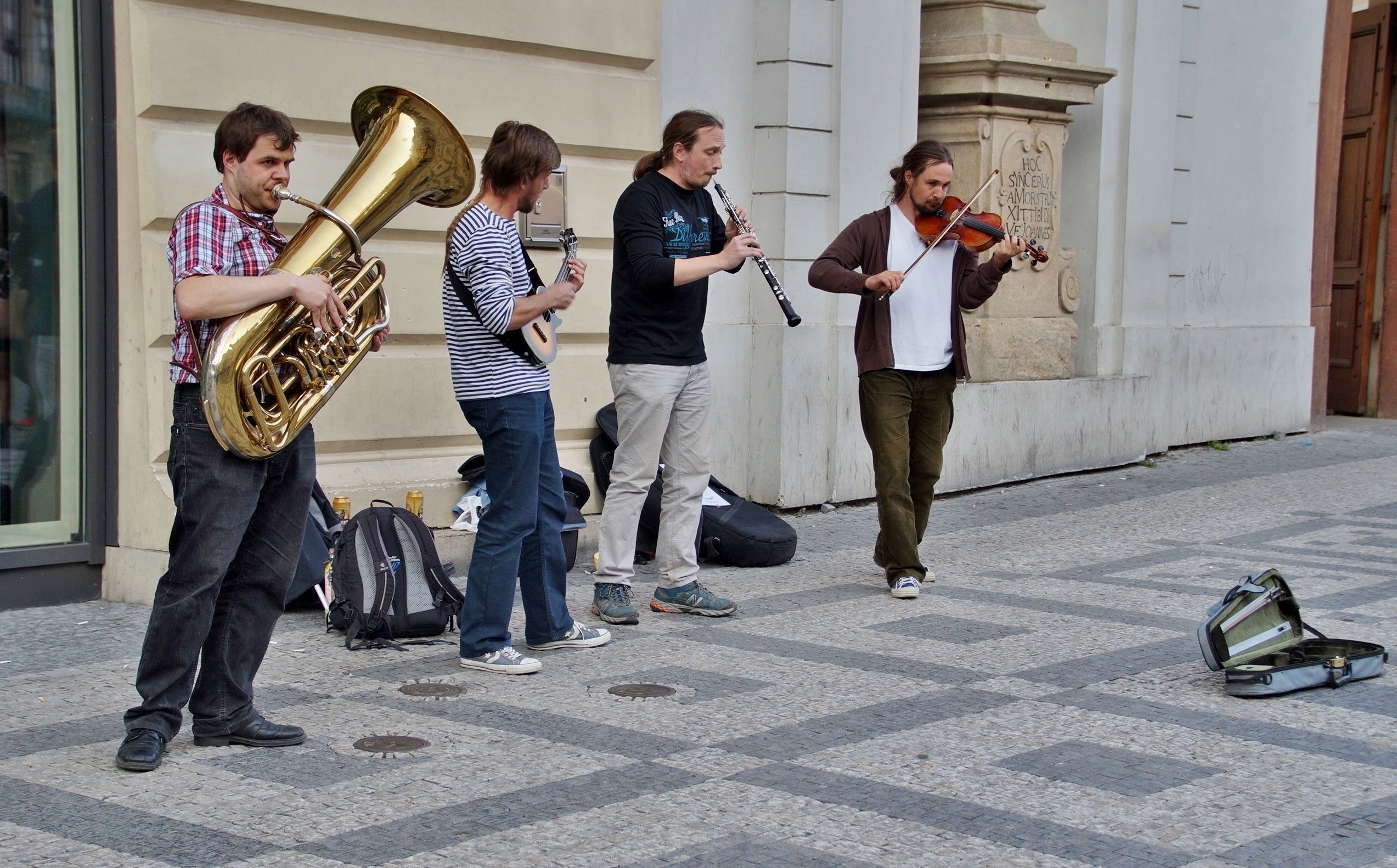 Пр исполненный. Уличные музыканты. Музыканты на улице. Уличные артисты. Концерт уличных музыкантов.