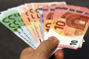 Банк «Интеза» ограничил валютные переводы без открытия счета