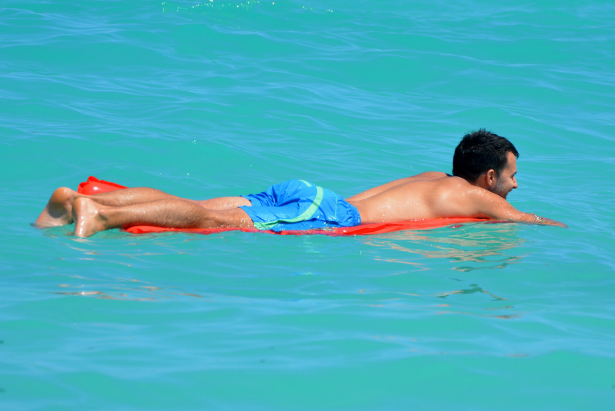 В Анапе туристам запретили плавать на надувных матрасах