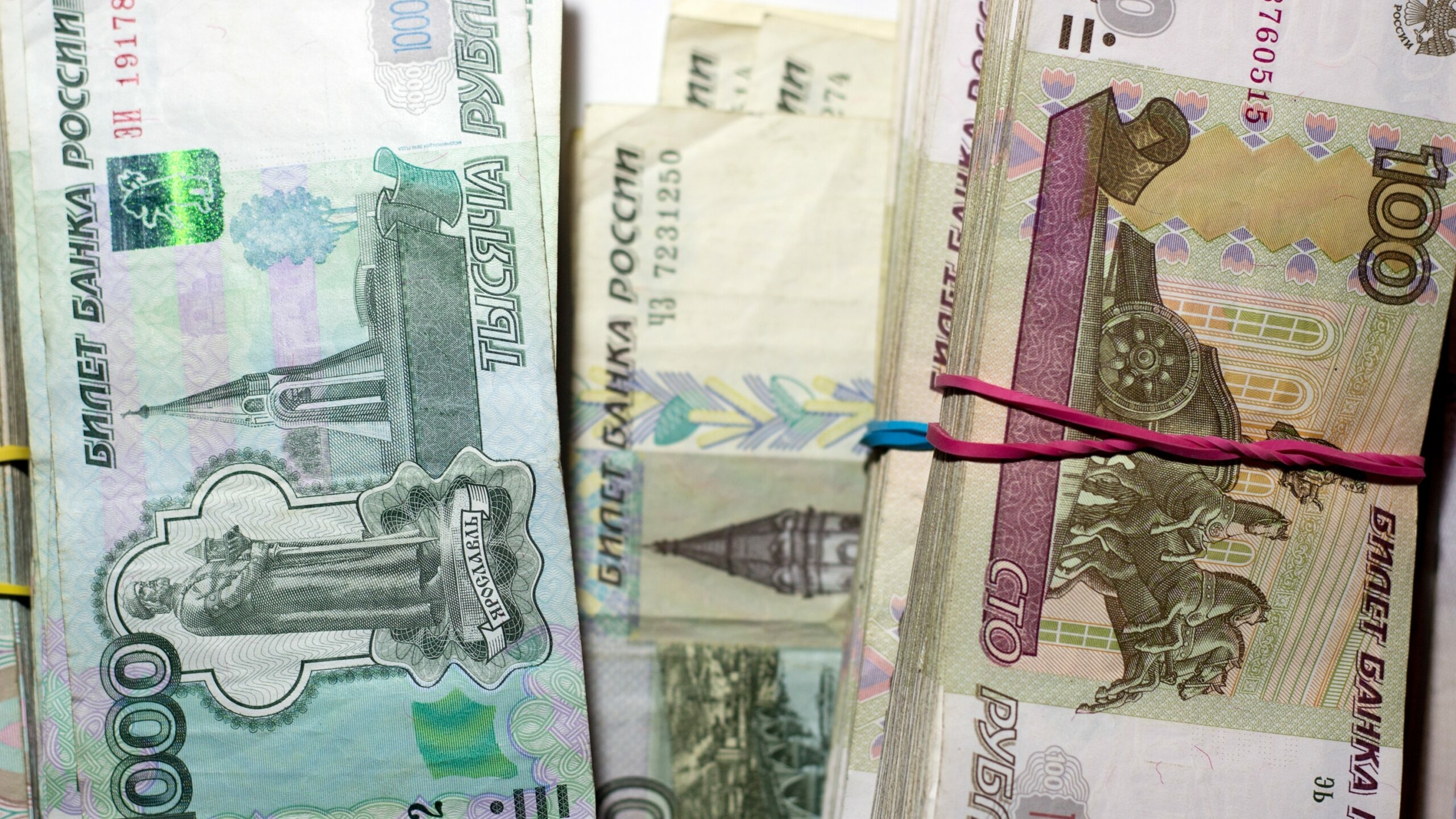 Граждане РФ продолжают забирать свои деньги из банков