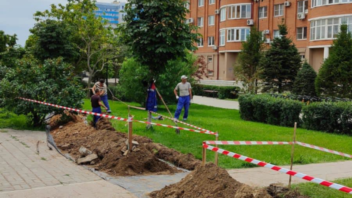 На проспекте Гужвина в Астрахани меняют кабельные линии сети наружного освещения
