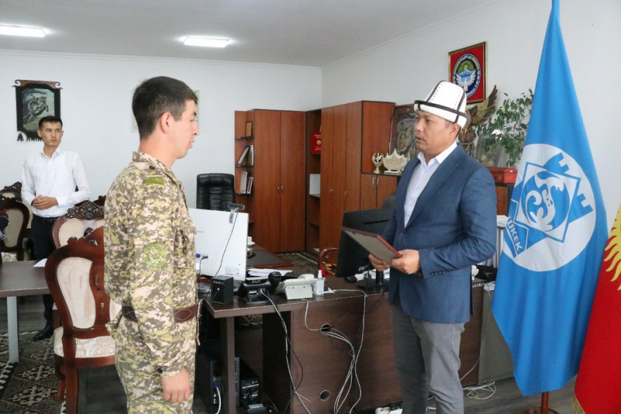 В Бишкеке Русланбек Тагаев наградил спасателей за тушение пожара