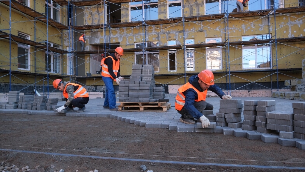 В Новгородской области ведется строительство школы на 960 мест