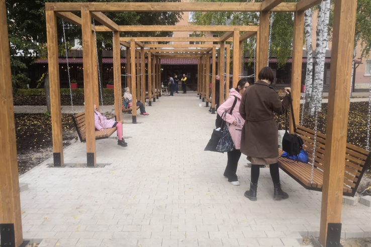 В Тосно открыли новое пешеходное пространство с газонами и велодорожками