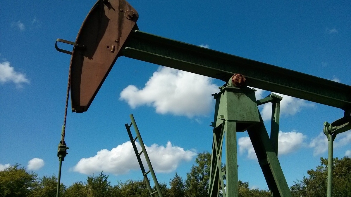 Аналитик Юшков назвал трудным механизм снижения потолка цен на  нефть РФ