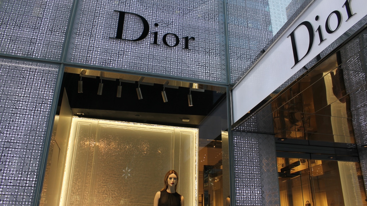 «Известия»: Dior захотел вновь открыть магазины косметики и парфюмерии в РФ