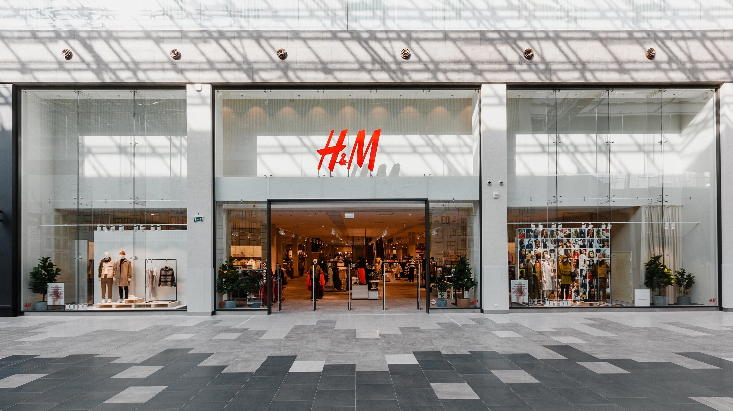 H&M начал закрывать магазины в РФ