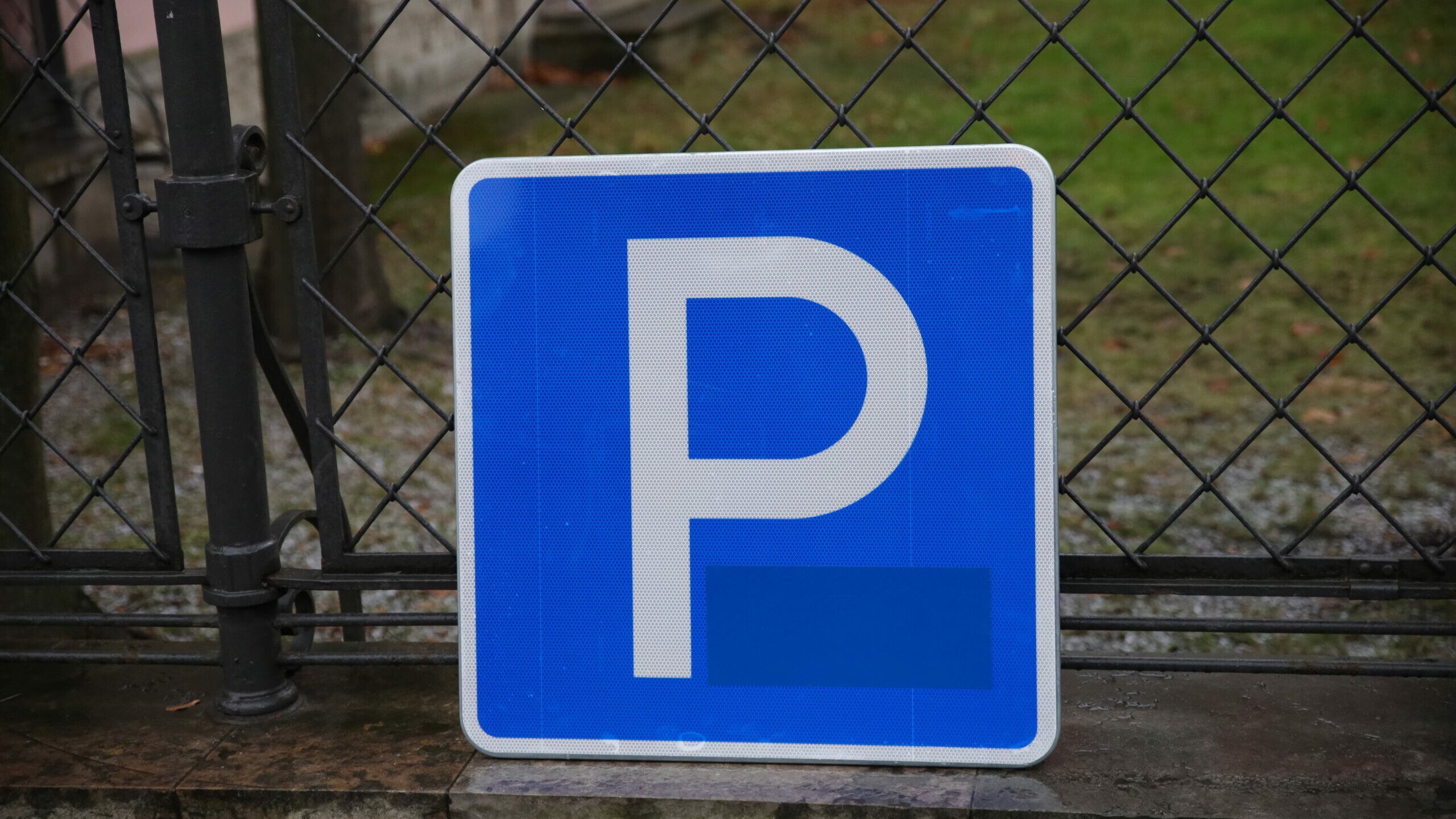 В Петербурге обсудят способы борьбы с «пиратами» платной парковки