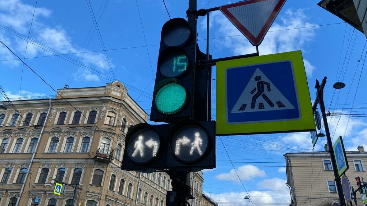 Светофорные объекты Санкт-Петербурга оборудуют 108 устройствами звукового голосового сопровождения