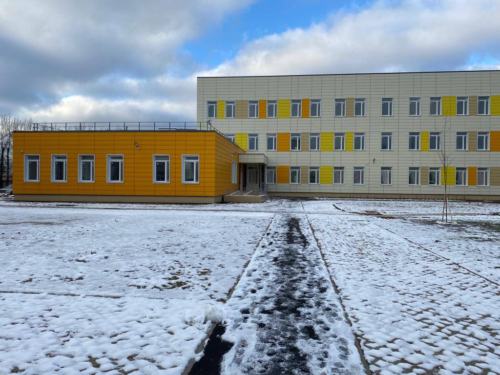 В Малом Карлино Ленобласти к концу года достроят школу на 450 мест