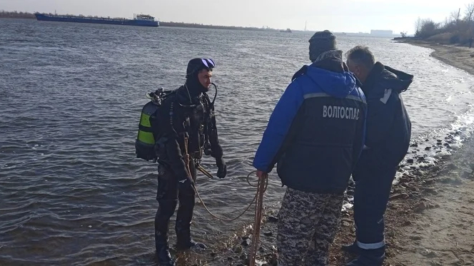 В Астрахани из реки достали автомобиль с телами двух мужчин