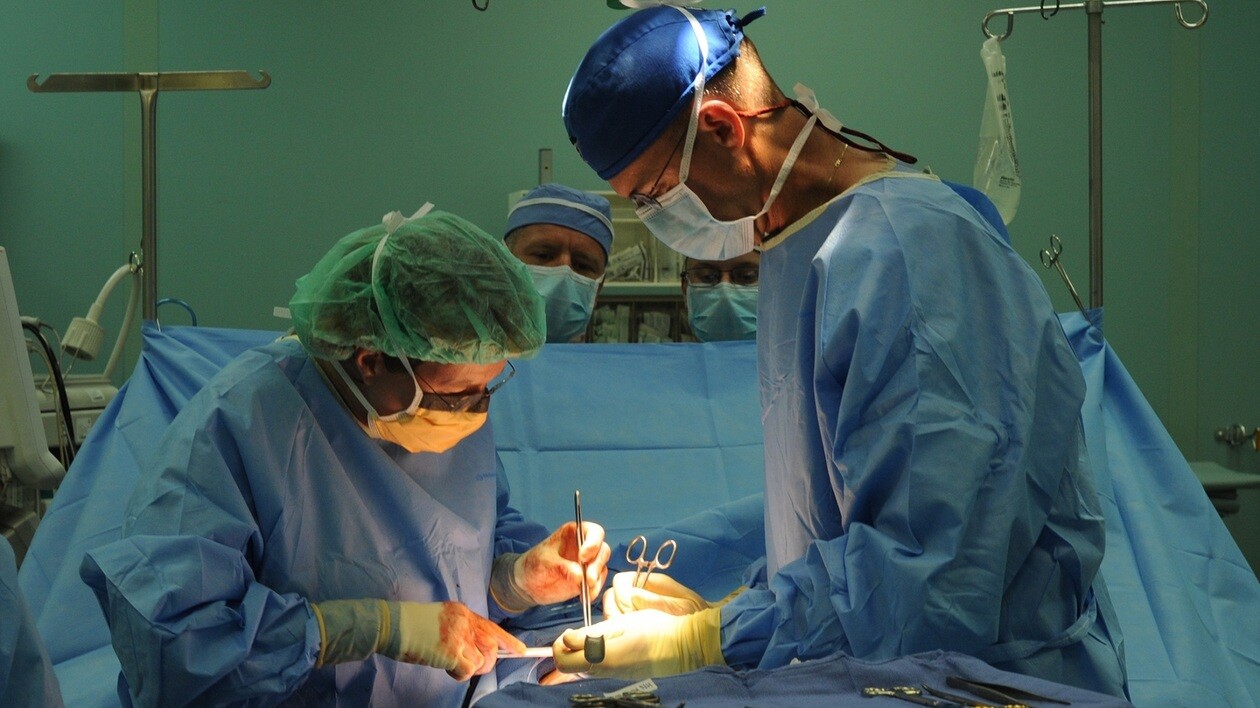 Петербургские врачи провели операцию в очках «смешанной реальности»