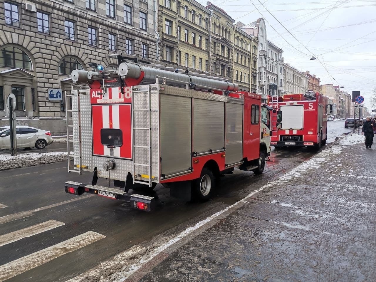 Пожарному 45. Пожарная машина. Машина МЧС. Новые пожарные машины. Современная пожарная машина в России.