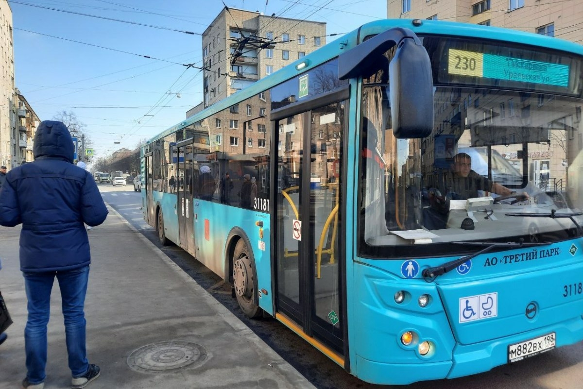 Петербуржец вскрыл дверь тронувшегося автобуса на улице Композиторов - АБН  24