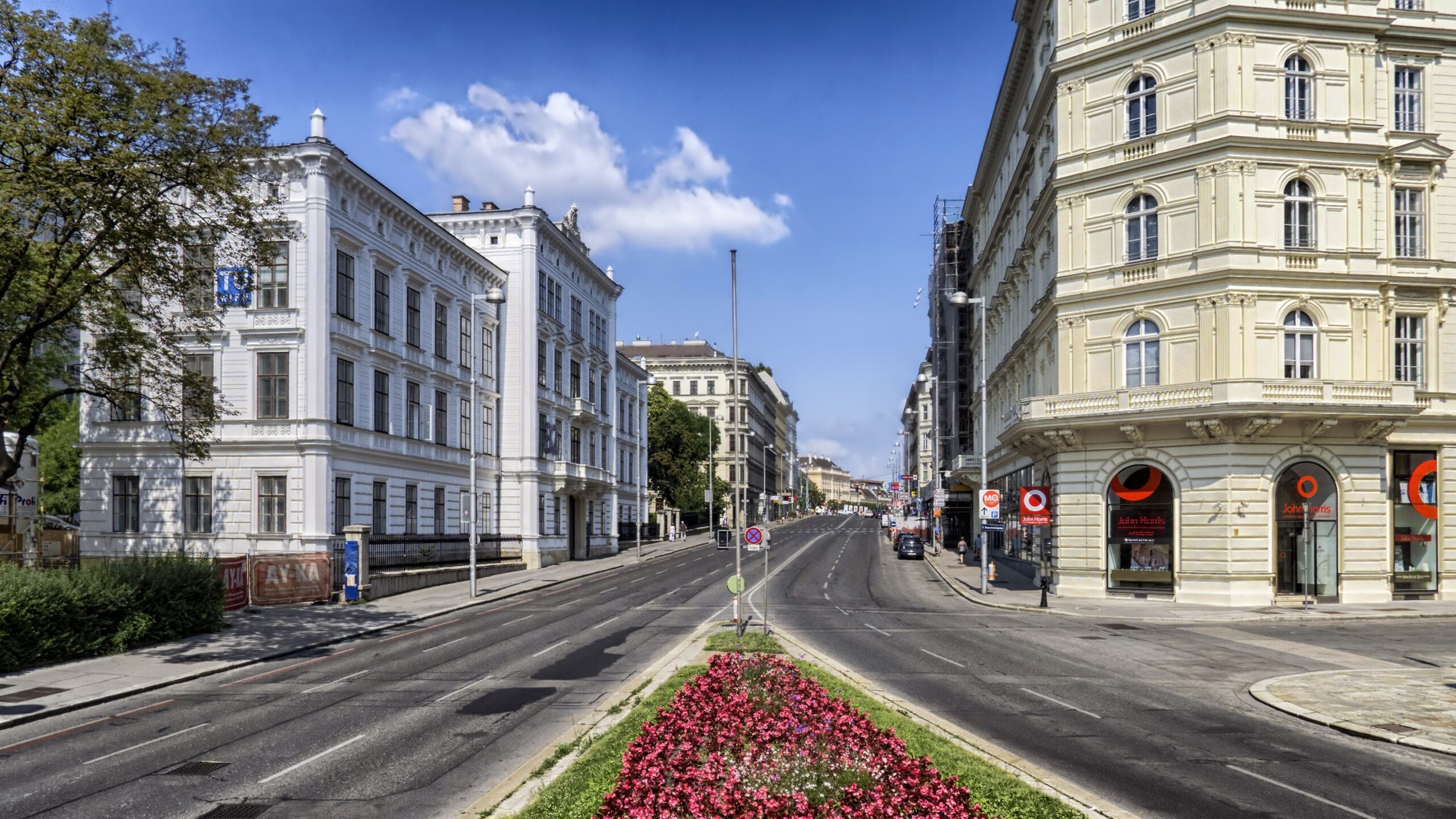 Как она называется улица. Led телевизор harper 24r470t. панорама улицы. улица города панорама.