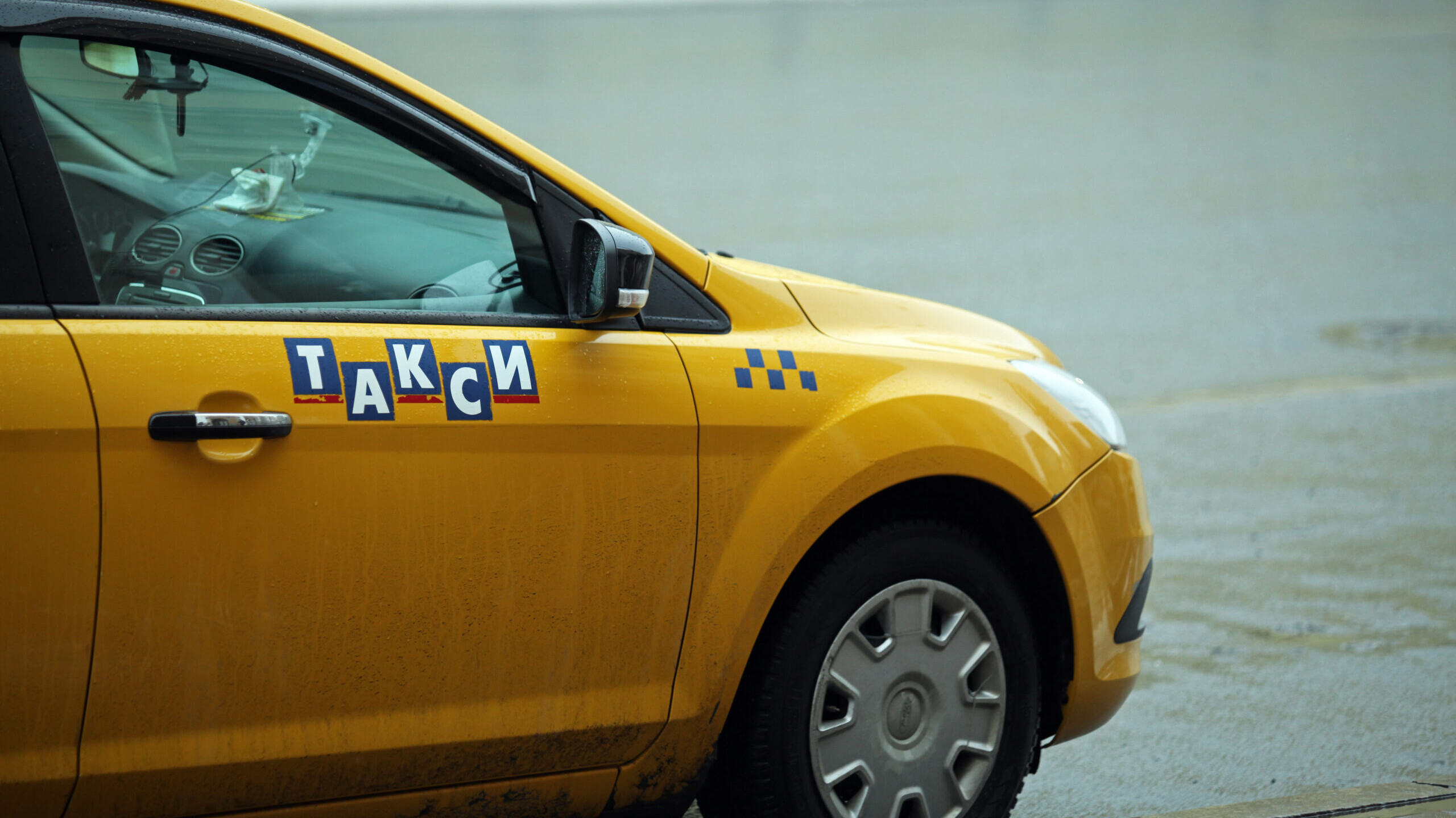 В Ленобласти хотят перекрасить такси в белый цвет