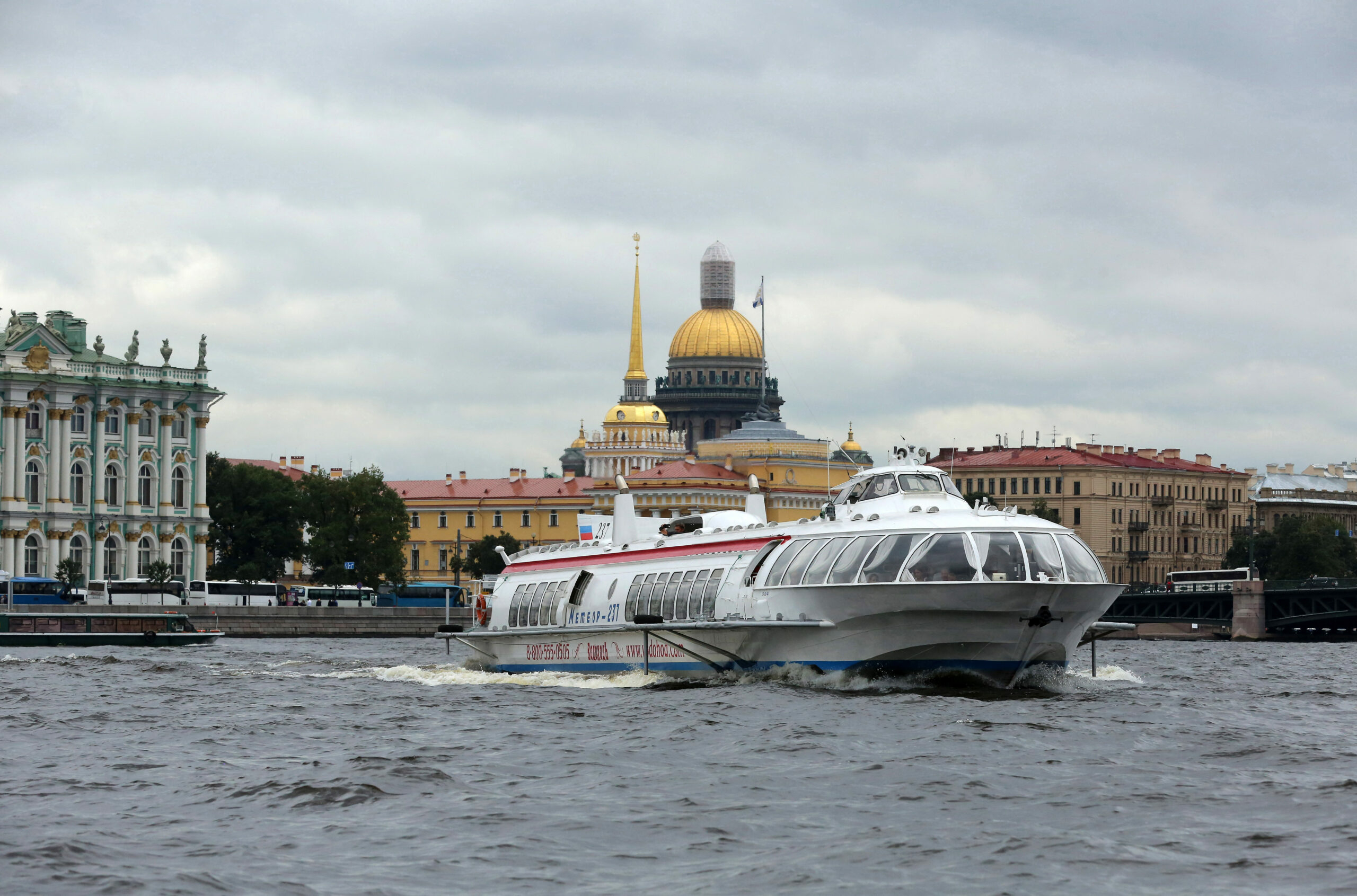 Из петербурга в кронштадт по воде. Метеор Санкт-Петербург Петергоф Кронштадт. Дворцовая Пристань Санкт-Петербург Метеор. Метеор в Петергоф. Метеор в Кронштадт.