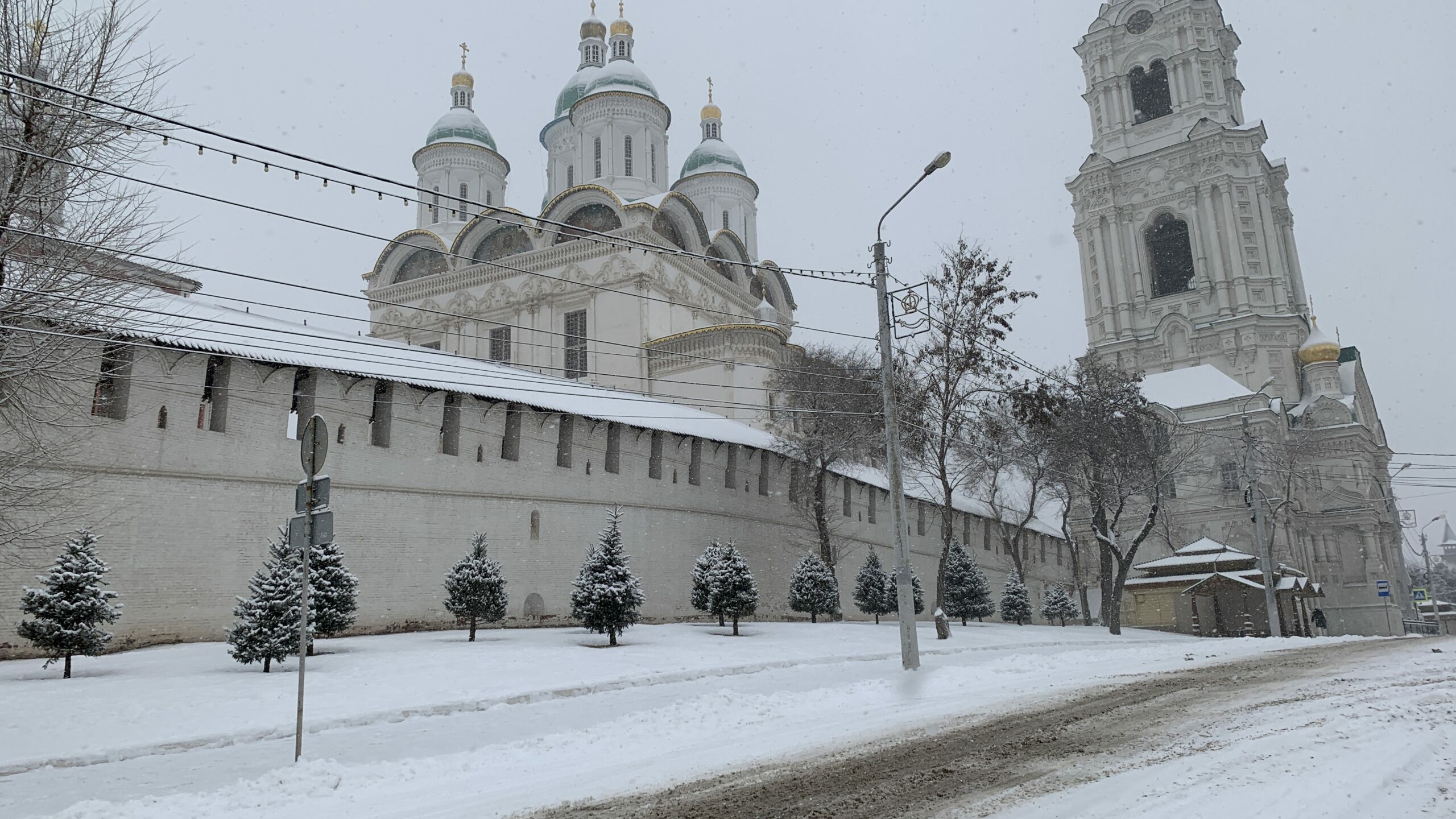 В Астрахани полицейские обеспечили безопасность движения после снегопада