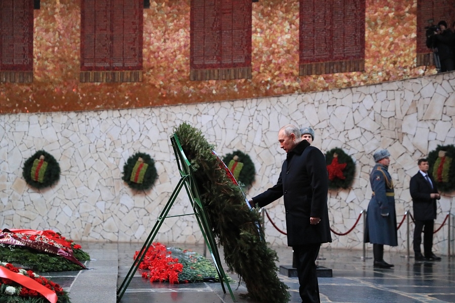 Путин почтил память защитников Сталинграда возложением цветом на Мамаевом кургане