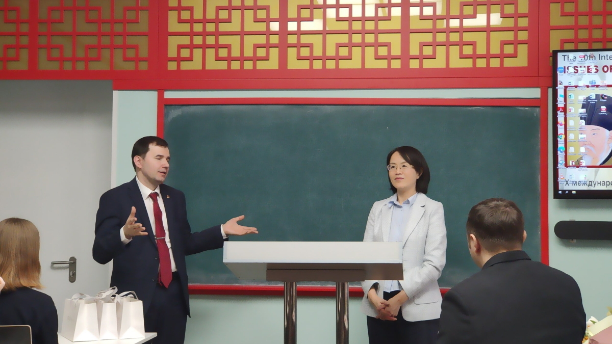 В Китайском кабинете СПбГУ прошла лекция от Генконсула КНР в Петербурге о российско-китайских отношениях