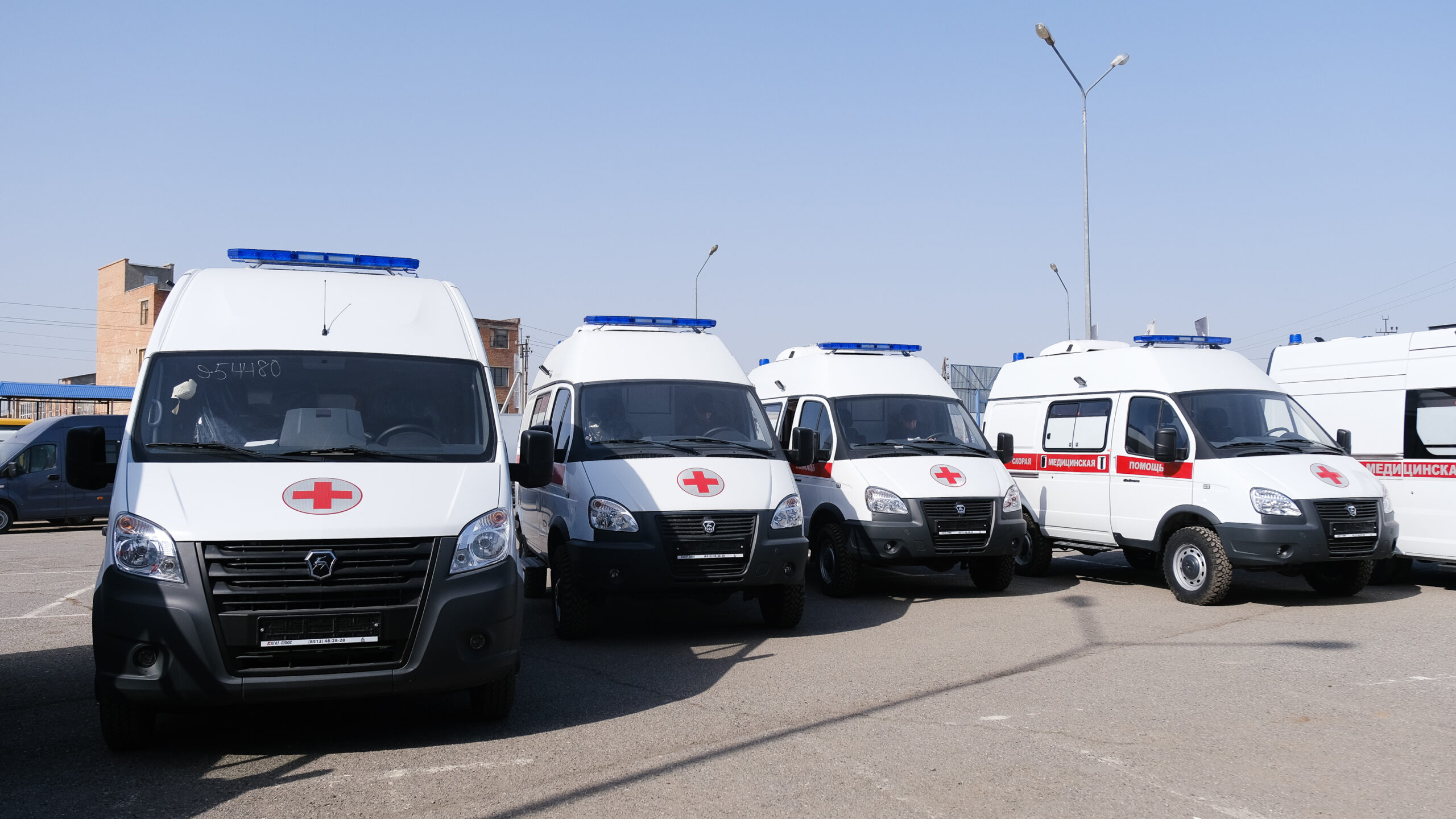 Астраханским медучреждениям передали девять новых автомобилей «скорой» 