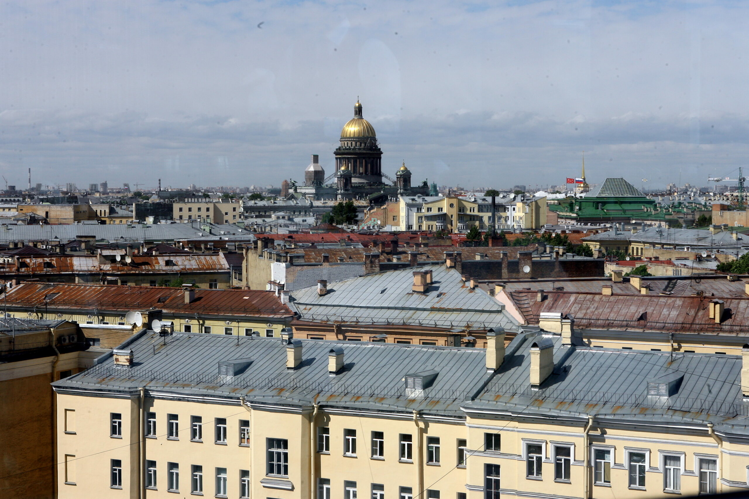 Спб можно ли. Крыши Петербурга. Санкт-Петербург зимой. Крыши Питера капель. Адмиралтейский район Санкт-Петербурга фото.