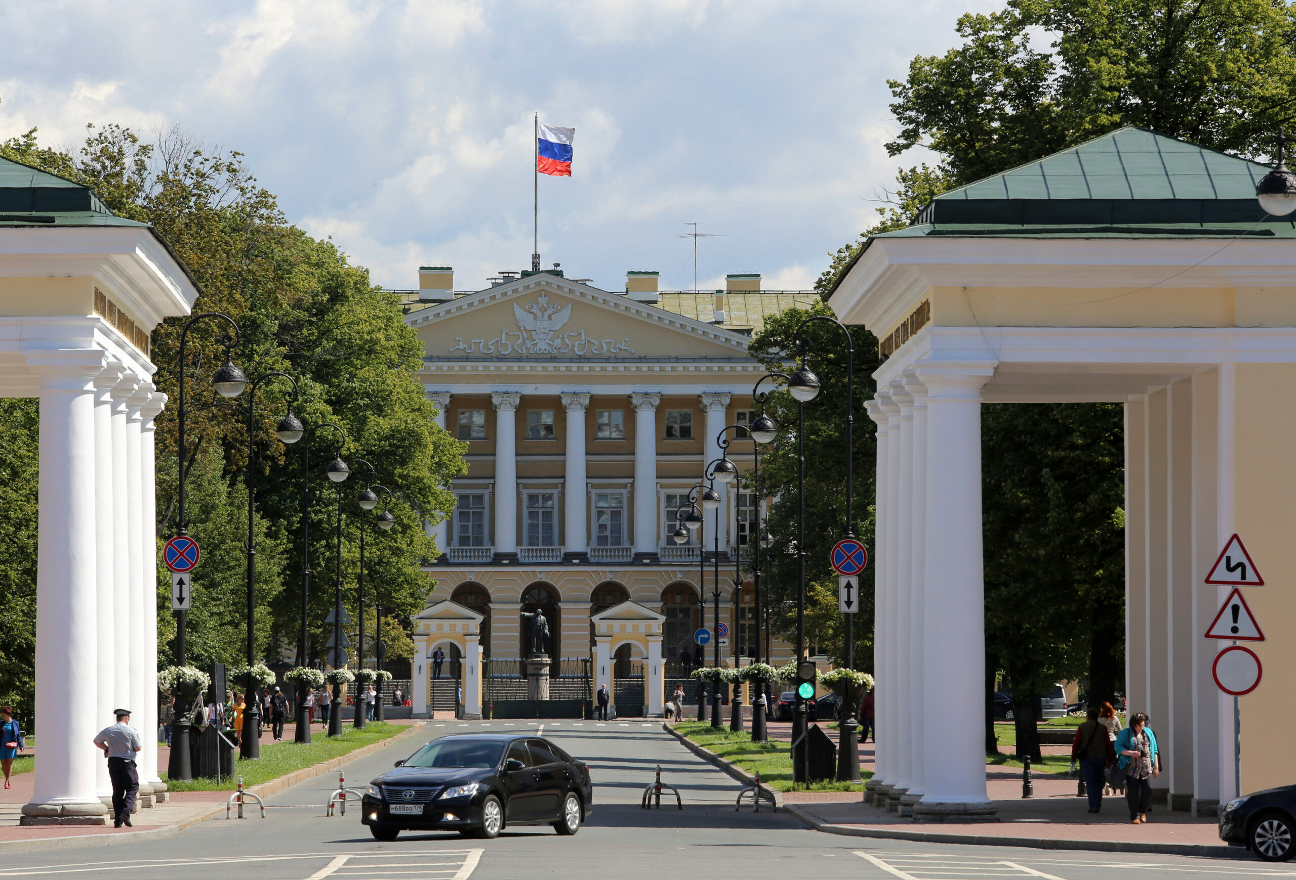 Правительство спб. Смольный администрация Санкт-Петербург. Смольный резиденция губернатора. Администрация губернатора Санкт-Петербурга. Городская администрация СПБ.