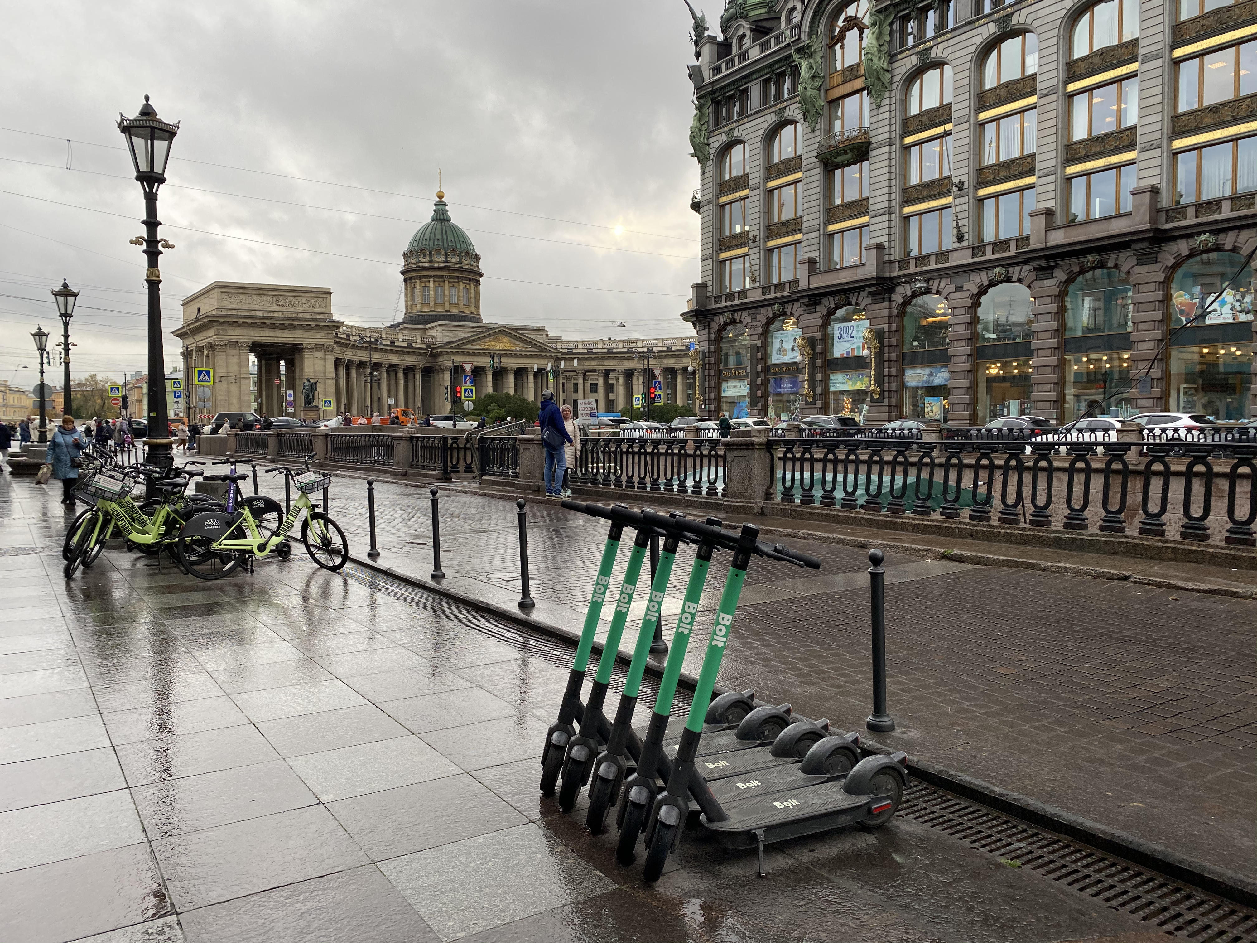 Прокат спб. Электросамокат на улицах Петербурга. Электросамокаты парковка Петербург. Электросамокаты на улицах Питера. Невский проспект самокаты.