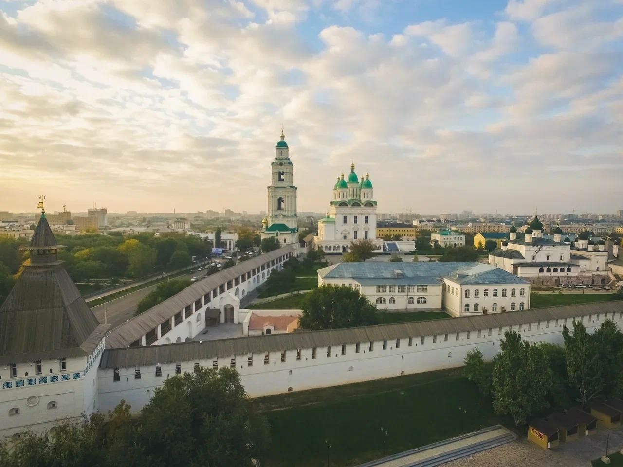 Белый город 2. Астрахань день города 1994. С днем города Астрахань картинки. История дня города Астрахани. С днем города Астрахани 462.